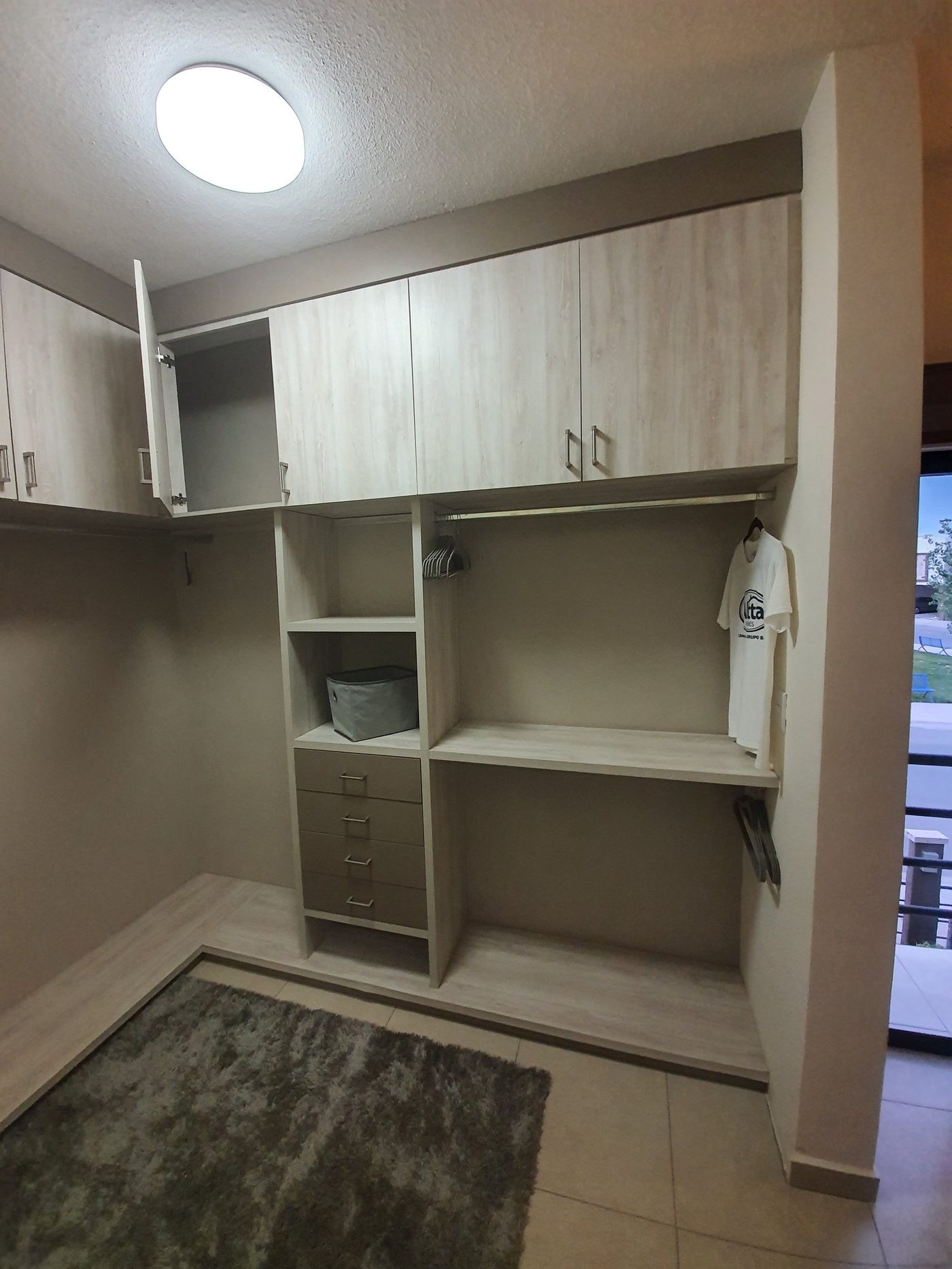 closet builtin raw